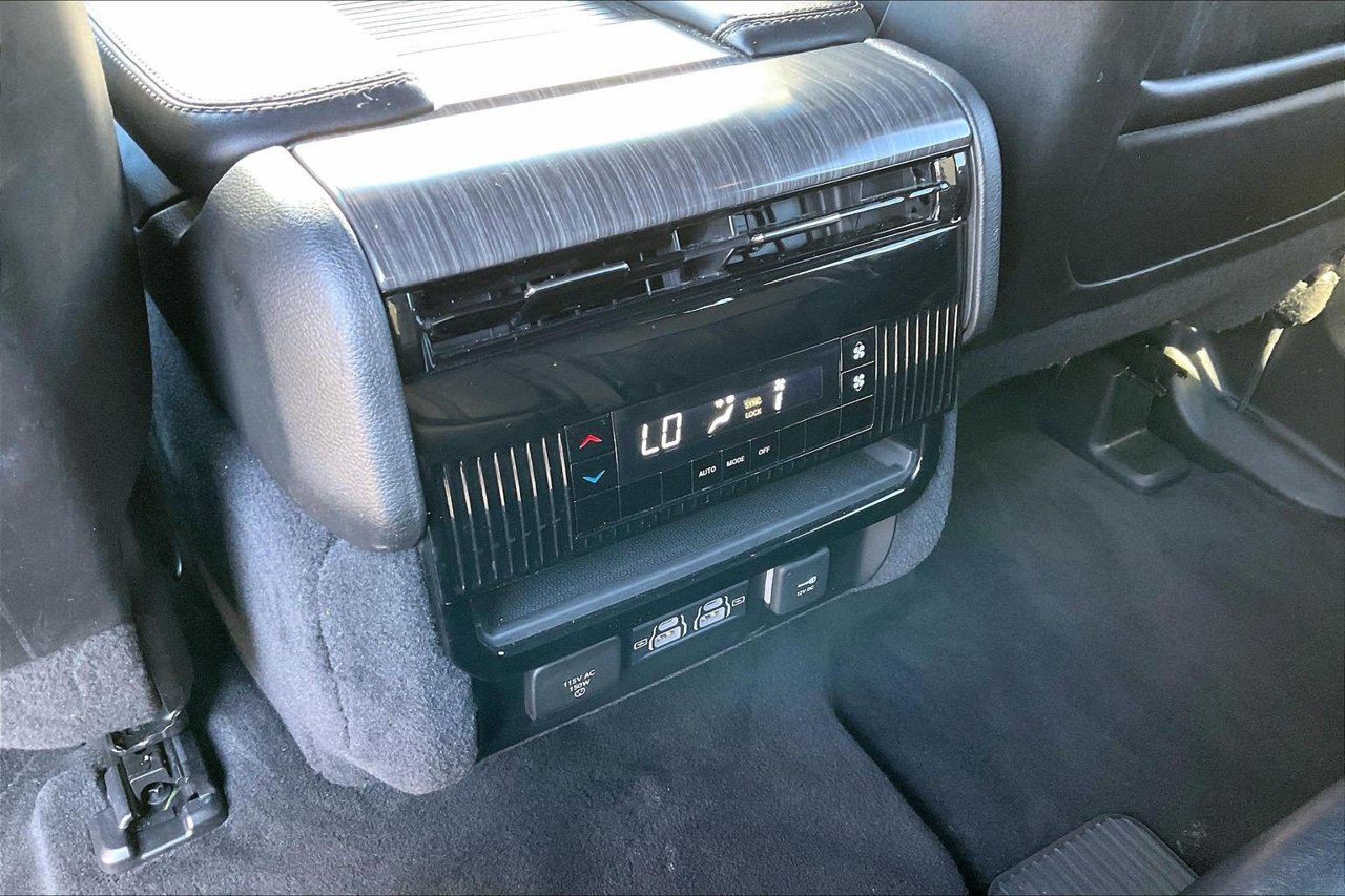 Certified 2024 Jeep Wagoneer L Series II AWD/4WD image 16