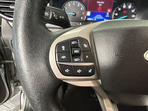 Used 2023 Ford Explorer XLT AWD/4WD image 16