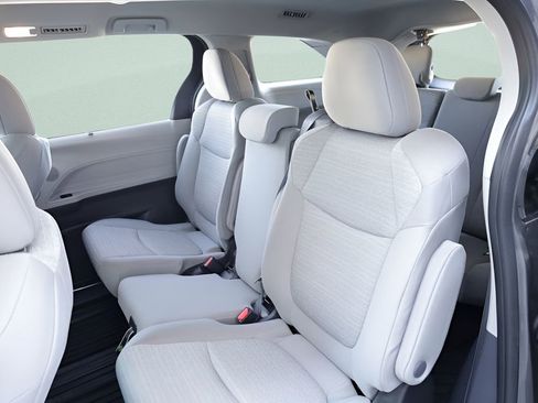 Certified 2022 Toyota Sienna LE image 20