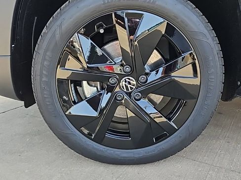 New 2026 Volkswagen Taos SE FWD image 9