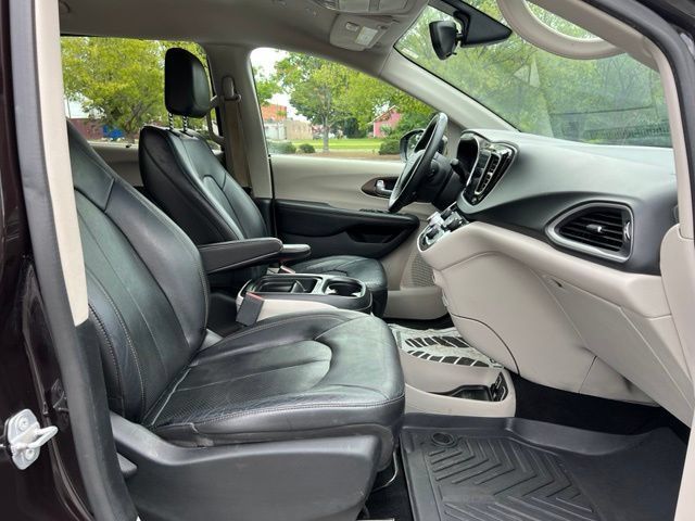 Used 2018 Chrysler Pacifica Touring-L FWD image 20