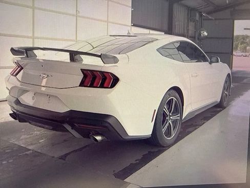 Used 2025 Ford Mustang Coupe RWD image 3