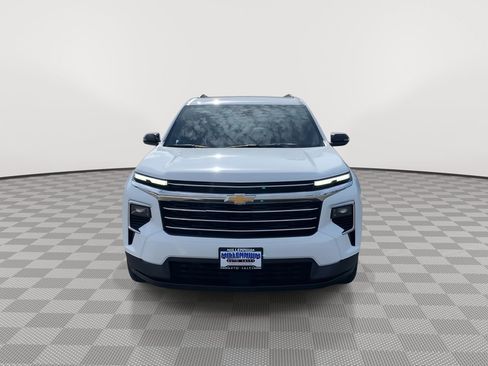 Used 2025 Chevrolet Traverse LT image 2