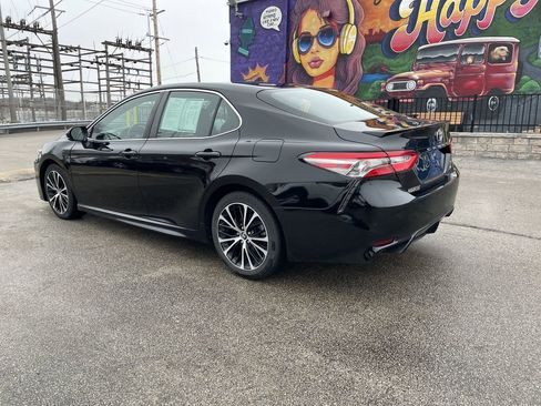 Used 2018 Toyota Camry SE w/ Moonroof Package image 3