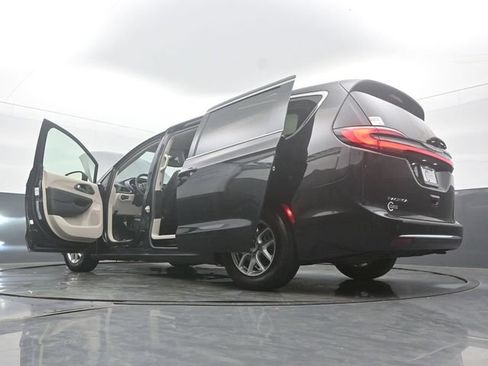 Used 2023 Chrysler Pacifica Touring-L FWD image 58