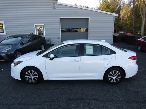 Used 2022 Toyota Corolla LE image 2