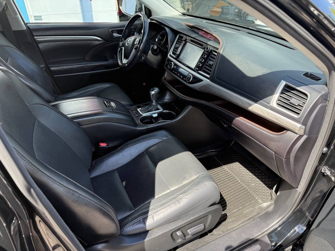 Used 2017 Toyota Highlander Limited Platinum AWD/4WD image 16