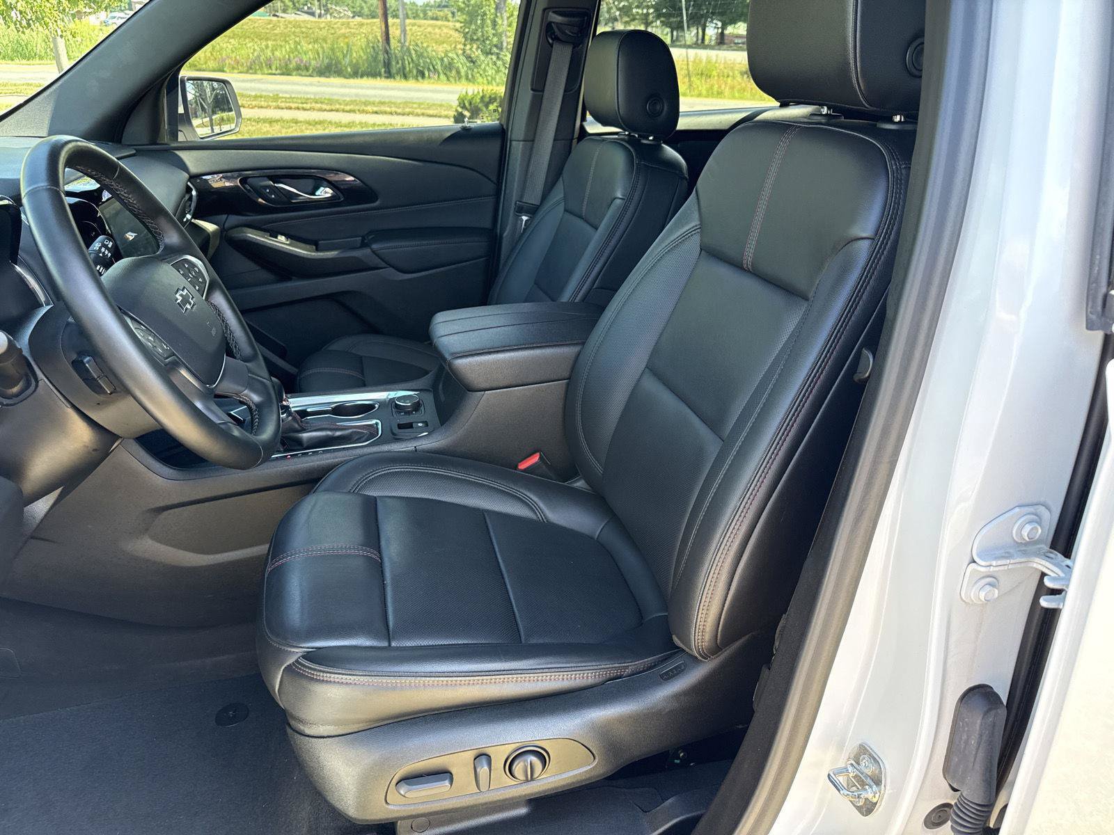Used 2023 Chevrolet Traverse RS AWD/4WD image 17