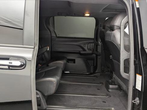 Used 2022 Toyota Sienna XSE w/ XSE Plus Package image 18