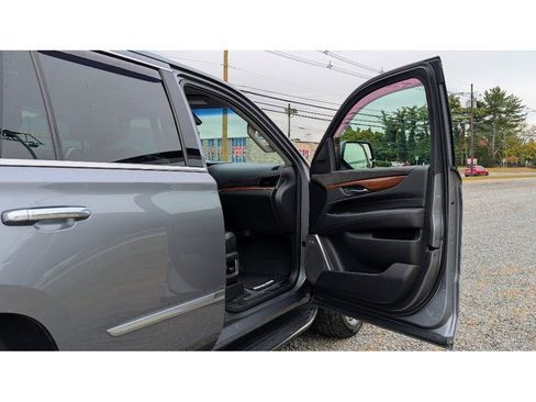 Used 2019 Cadillac Escalade Luxury image 11