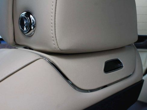 Used 2024 Bentley Bentayga Extended Wheelbase image 39