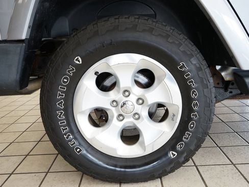 Used 2014 Jeep Wrangler Unlimited Sahara w/ Dual Top Group AWD/4WD image 53