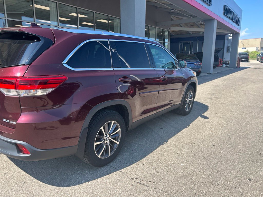 Used 2019 Toyota Highlander XLE AWD/4WD image 5