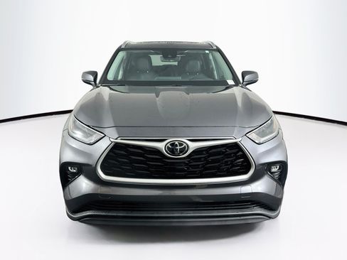 Used 2021 Toyota Highlander XLE FWD image 2