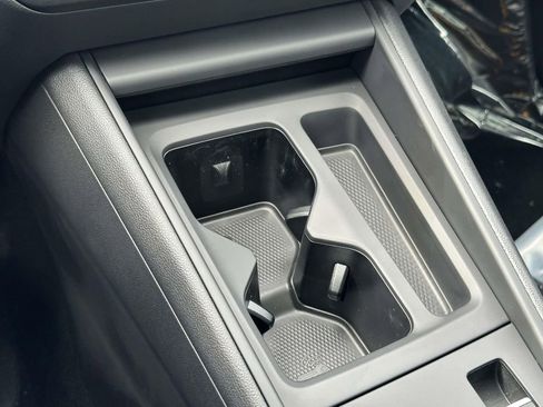 New 2025 Volkswagen Tiguan SE FWD image 22