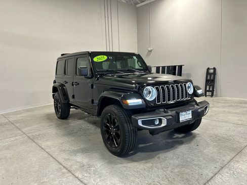 Used 2025 Jeep Wrangler Unlimited Sahara w/ Safety Group image 4