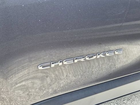 Used 2017 Jeep Cherokee Limited w/ Luxury Group AWD/4WD image 4