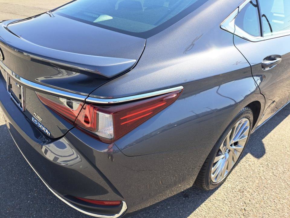 Used 2023 Lexus ES 300h Ultra Luxury w/ Accessory Package (Z2) FWD image 23