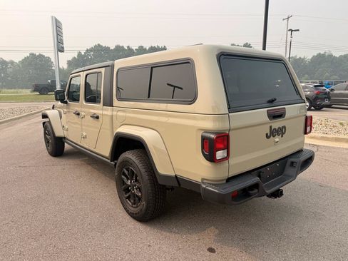 Used 2022 Jeep Gladiator Sport AWD/4WD image 5