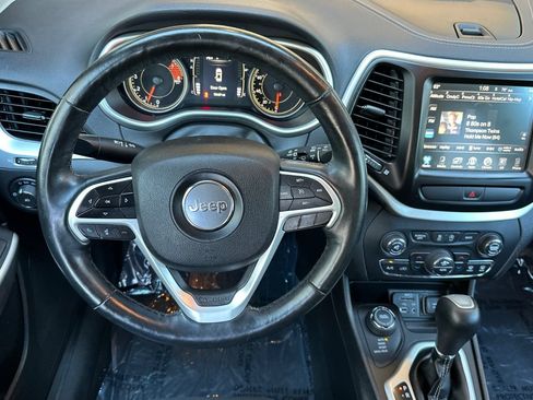 Used 2018 Jeep Cherokee Latitude Plus w/ Comfort/Convenience Group AWD/4WD image 16