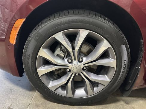 Used 2018 Chrysler Pacifica Limited w/ Tire & Wheel Group FWD image 22