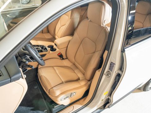 Certified 2026 Porsche Macan AWD/4WD image 5