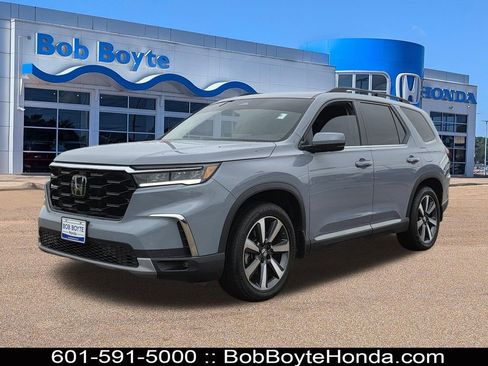 Used 2025 Honda Pilot Touring image 1