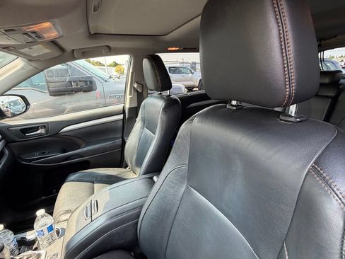 Used 2017 Toyota Highlander XLE AWD/4WD image 9