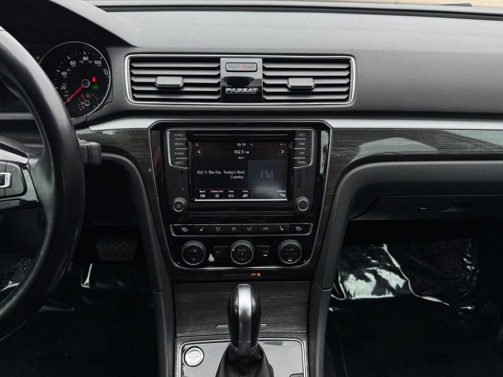 Used 2018 Volkswagen Passat 2.0T SE FWD image 2