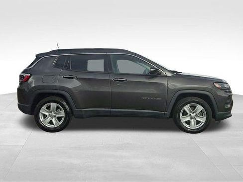 Used 2022 Jeep Compass Latitude image 9