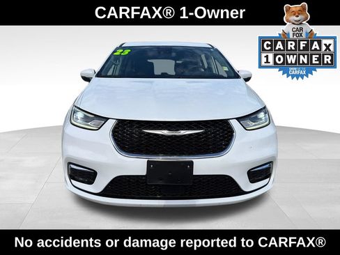 Used 2023 Chrysler Pacifica Touring-L FWD image 2