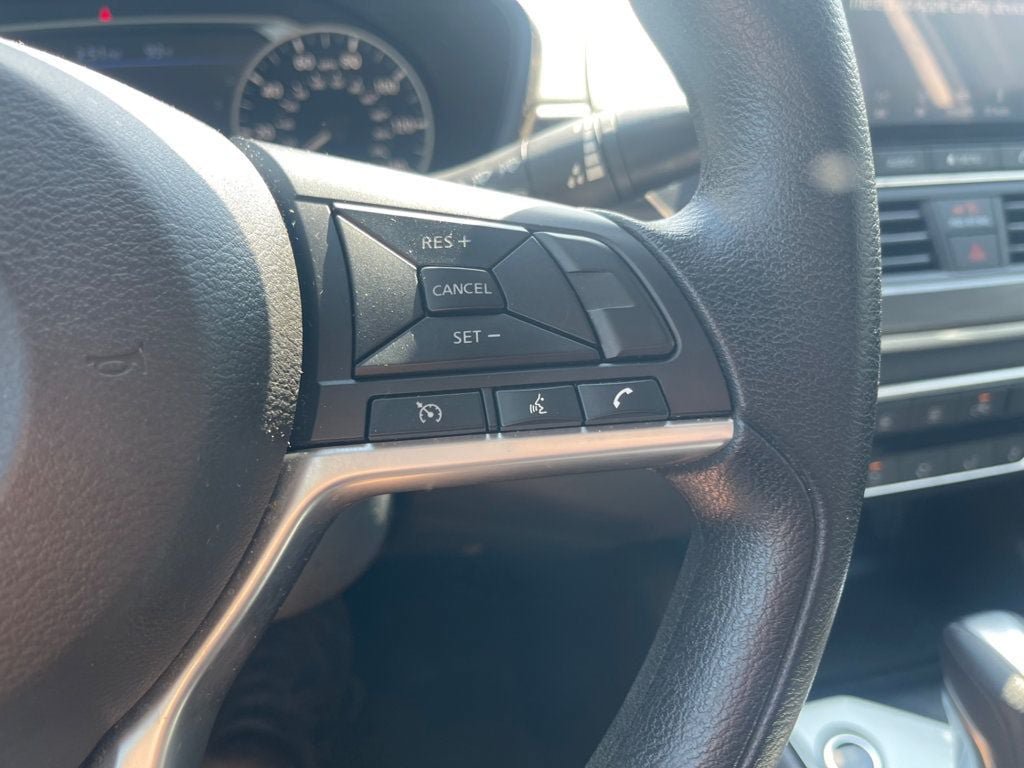 Used 2025 Nissan Altima 2.5 SV FWD image 14