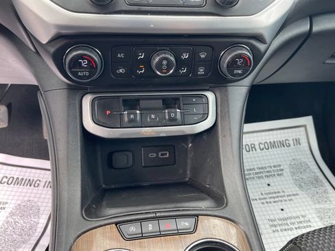 Used 2023 GMC Acadia SLE w/ Driver Convenience Package FWD image 23