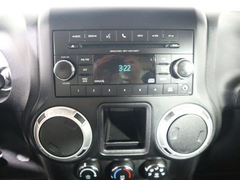 Used 2015 Jeep Wrangler Rubicon w/ Connectivity Group AWD/4WD image 38