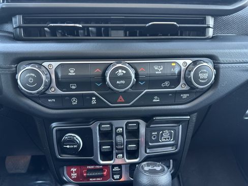 Used 2026 Jeep Wrangler Unlimited Rubicon AWD/4WD image 16