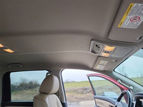 Used 2018 Nissan Titan SL image 15