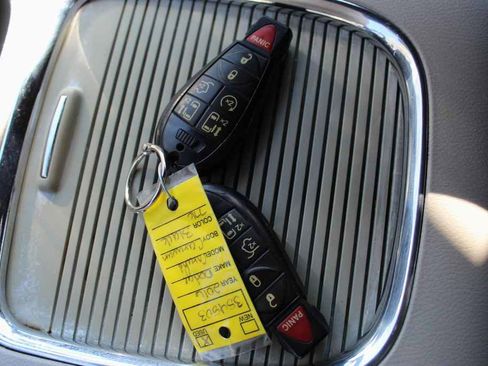 Used 2016 Dodge Grand Caravan SXT image 19