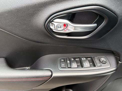 Used 2020 Jeep Cherokee Trailhawk AWD/4WD image 13