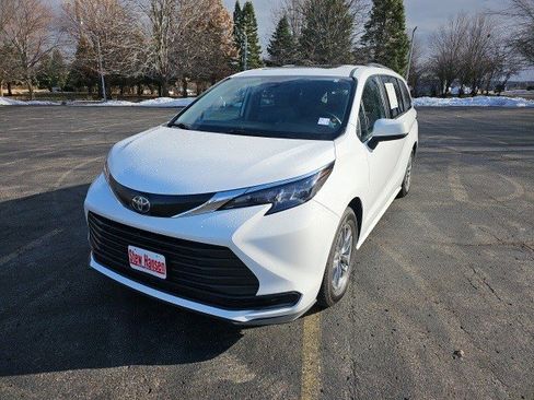 Used 2024 Toyota Sienna LE image 2