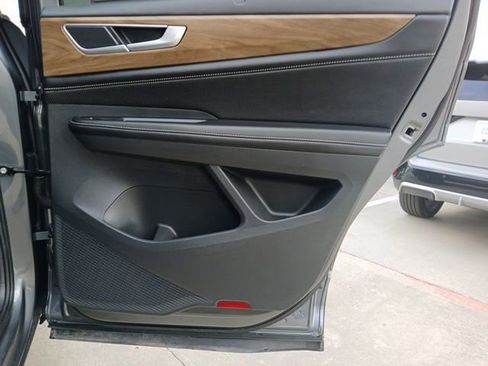 Used 2024 Volkswagen Atlas SE w/ Black Wheel Package image 12