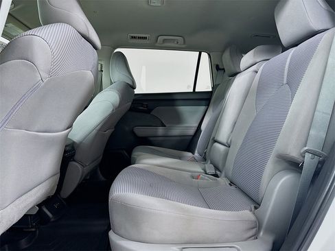 Used 2022 Toyota Highlander LE image 21