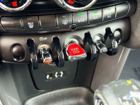 Used 2017 MINI Cooper 4-Door Hardtop image 6