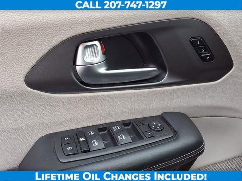 Used 2023 Chrysler Pacifica Touring-L image 12