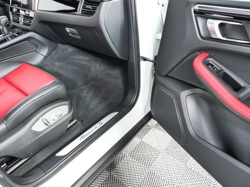 Certified 2023 Porsche Macan S AWD/4WD image 26