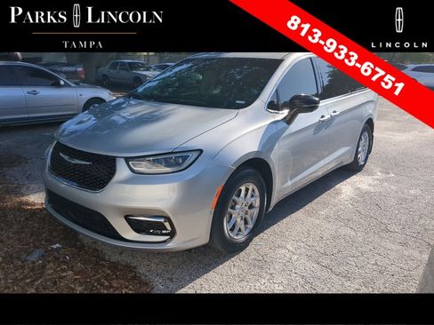 Used 2024 Chrysler Pacifica Touring-L w/ Uconnect Theater Family Group FWD image 8