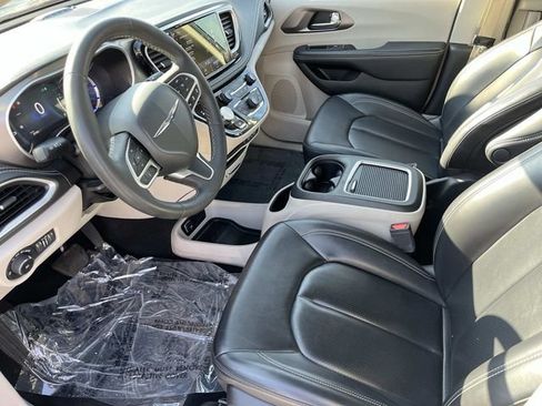 Used 2024 Chrysler Pacifica Limited FWD image 29