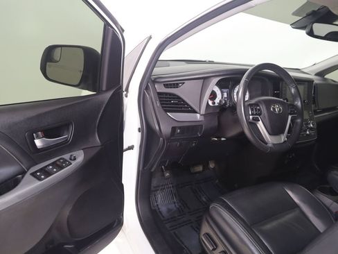 Used 2018 Toyota Sienna SE FWD image 47