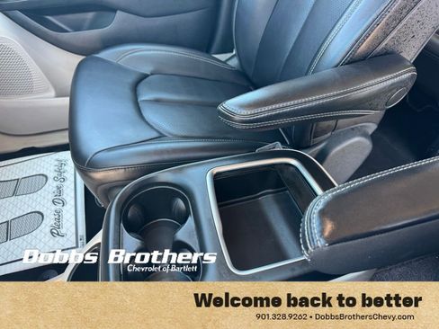 Used 2023 Chrysler Pacifica Touring-L FWD image 19