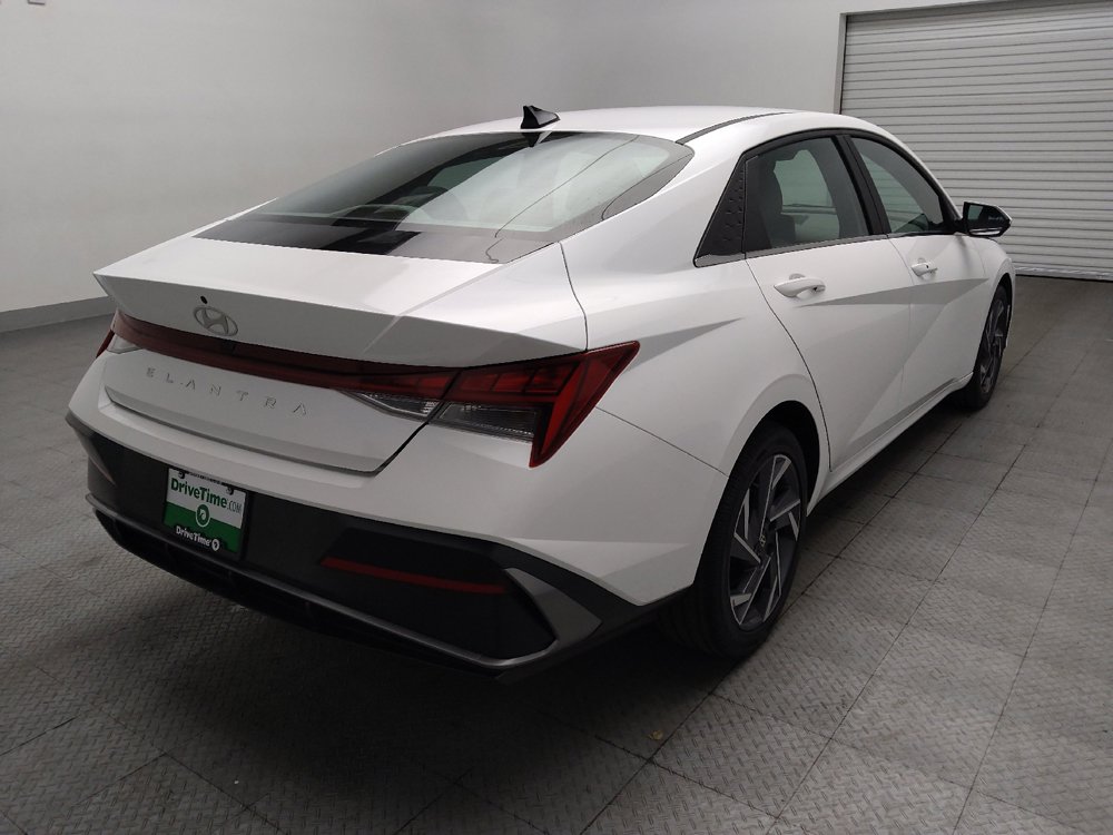 Used 2025 Hyundai Elantra SEL FWD image 9