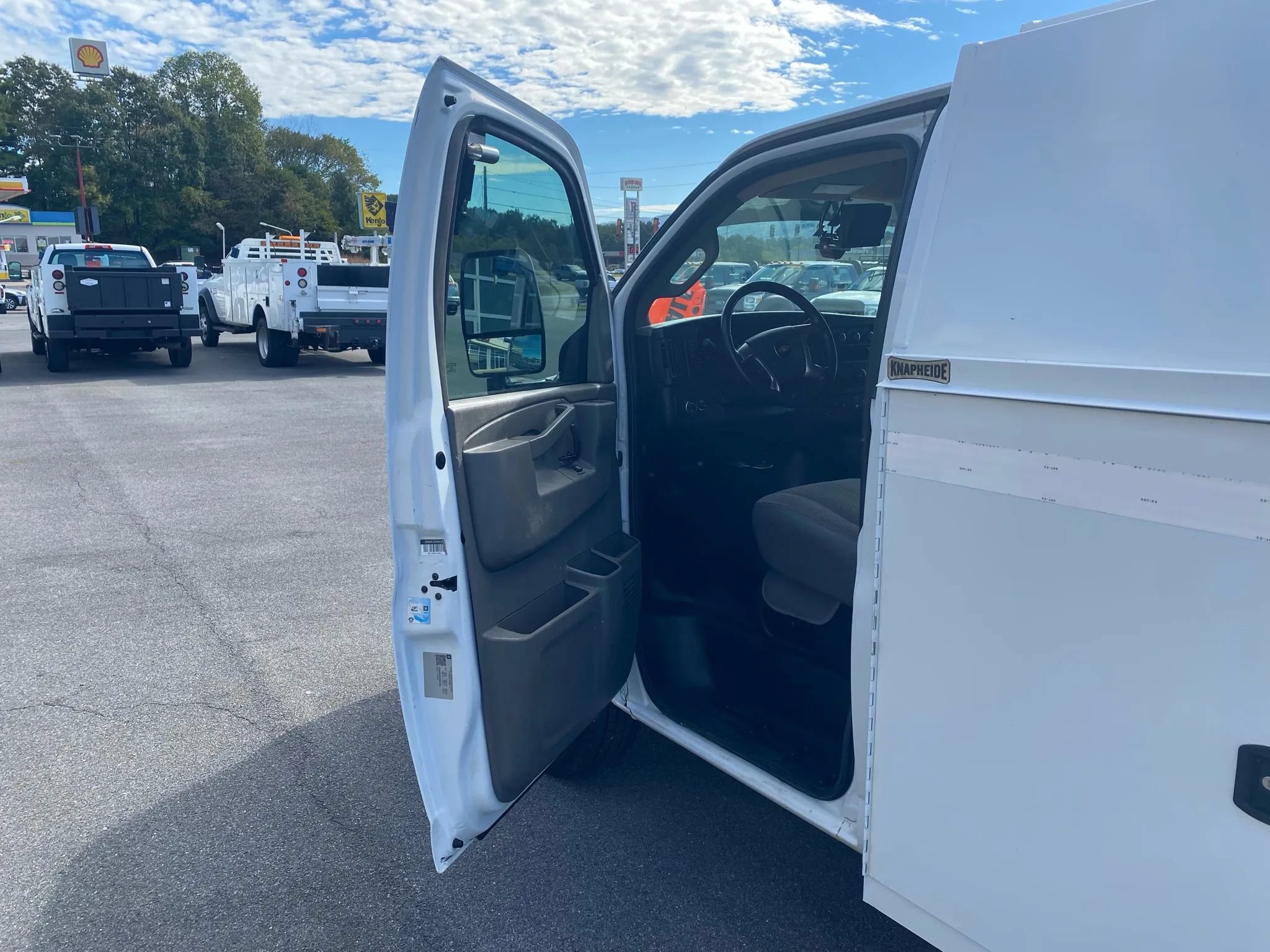 Used 2018 Chevrolet Express 3500 w/ Power Convenience Package RWD image 7